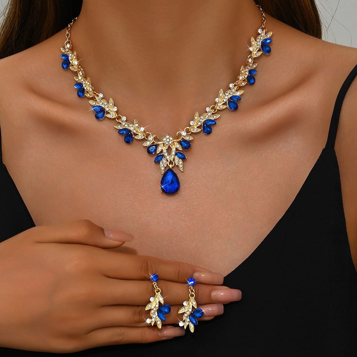 💎 Floral Crystal Statement Necklace & Earrings Set